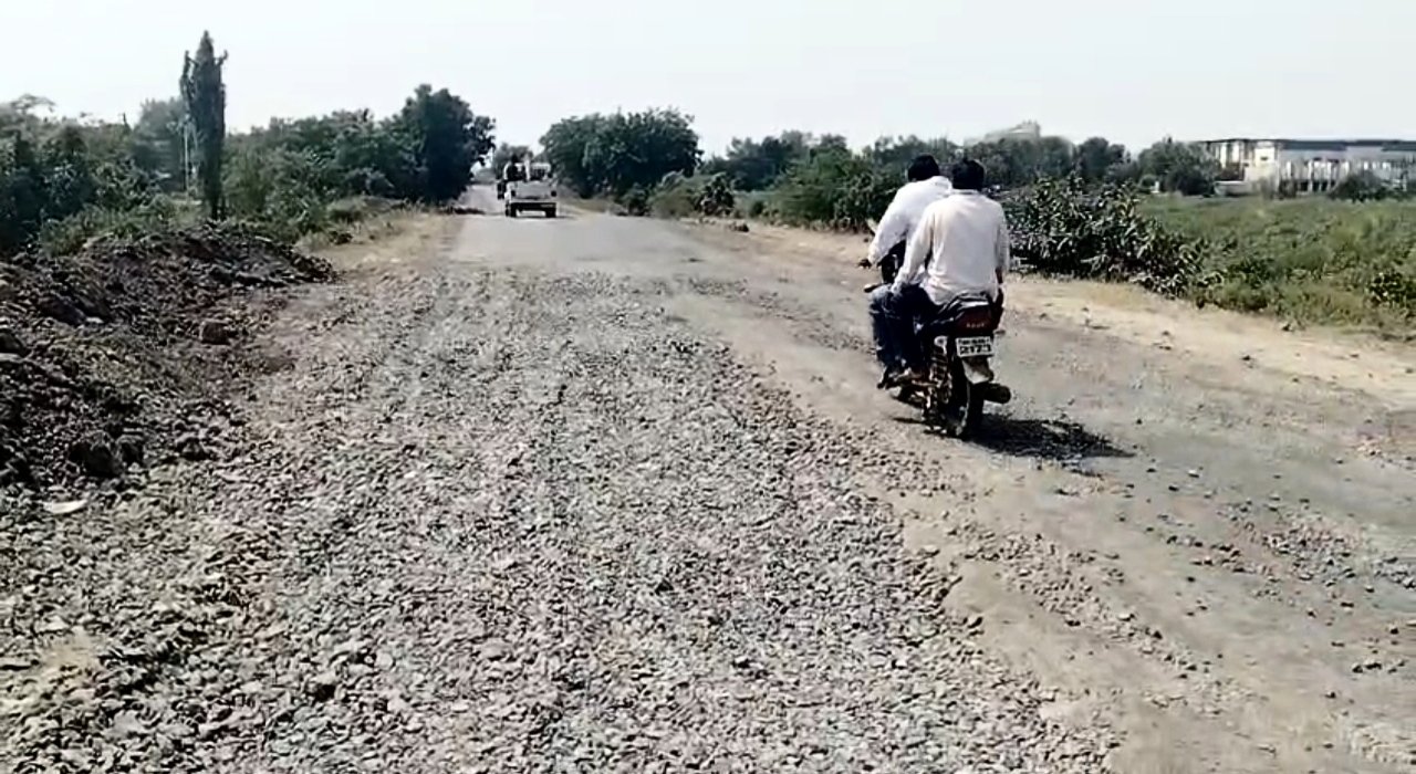 महामार्गावर खडीचा खच; अधिकारी झोपेत, वाहनचालकांच्या जिवाशी खेळ! 1 IMG 20261022 193254 1 महामार्गावर खडीचा खच; अधिकारी झोपेत, वाहनचालकांच्या जिवाशी खेळ!
